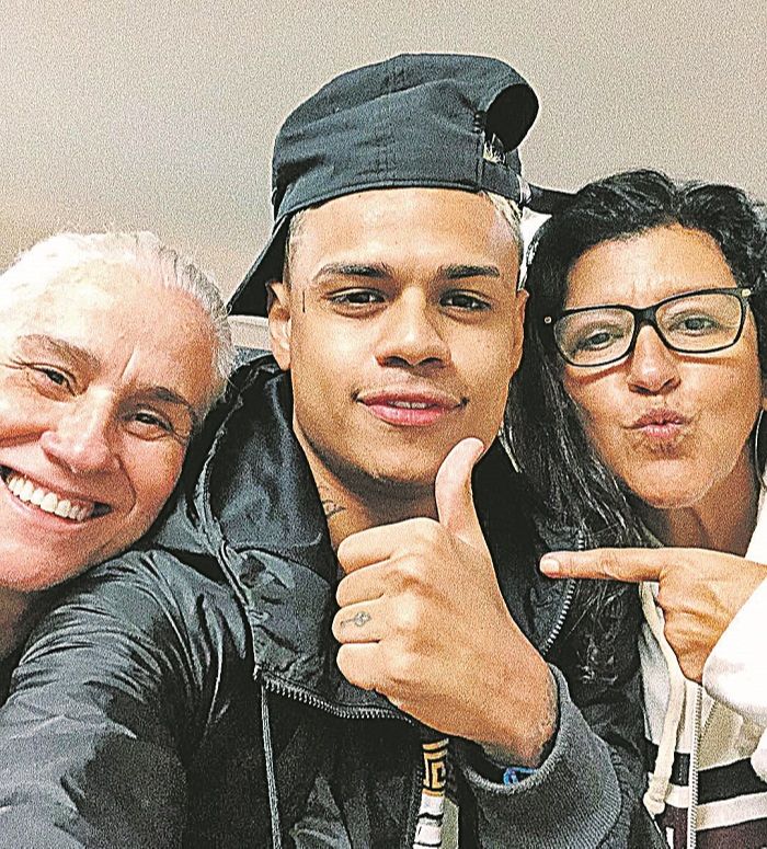 MC com colegas de “Amor de Mãe” (Foto: Divulgação)