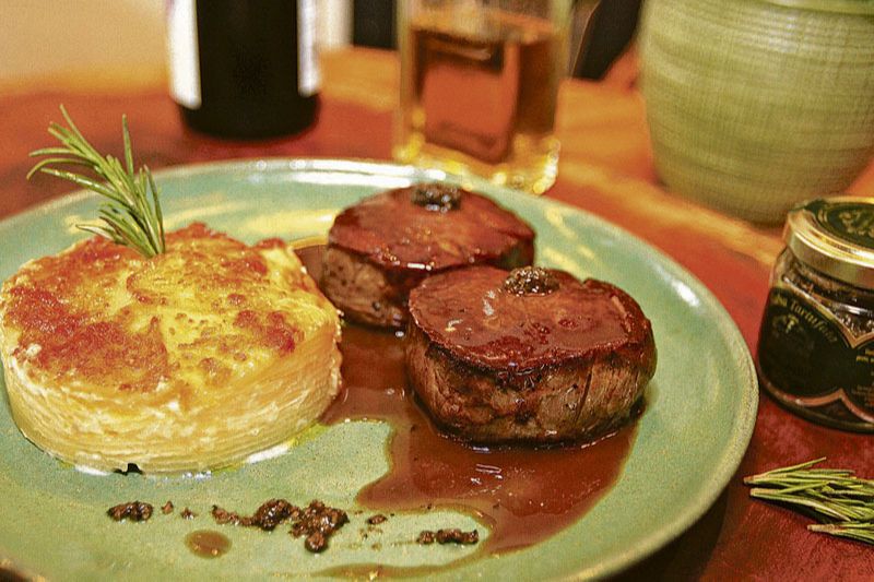 Medalhão de filé mignon grelhado com molho roti e salsa de trufa branca, acompanhado de batatas gratinadas (Foto: Kadidja Fernandes / AT)