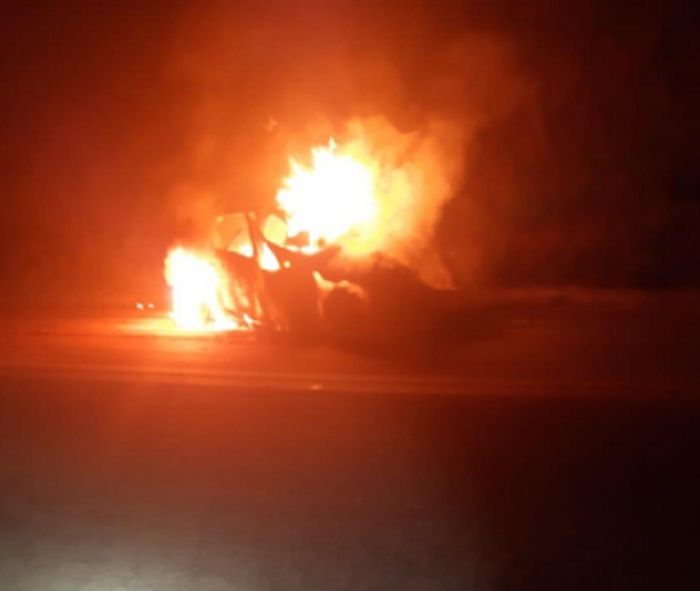 Renault onde a menina estava pegou fogo (Foto: Divulgação Twitter PRF MG)