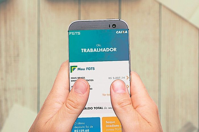 Celular com aplicativo Meu FGTS aberto: crédito está disponível para consulta por meio da plataforma (Foto: Arquivo/AT)