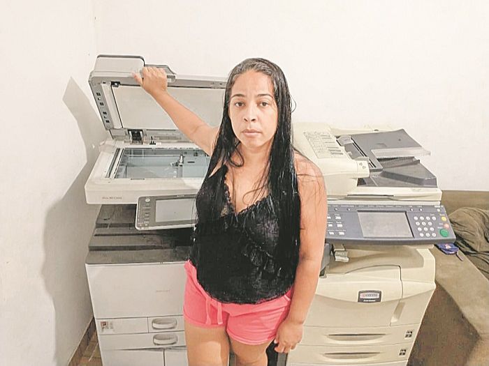 Mônica era dona de papelaria, mas fechou as portas. “Passei a vender bolo”, disse ela, que agora guarda as máquinas de fotocópia em casa (Foto: Divulgação)