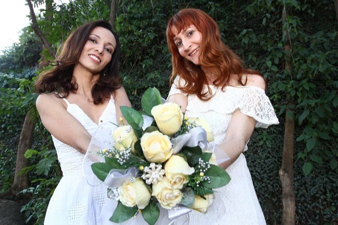 O casal Lidiane Maia Martinelli, 31 anos, e Nicole Martinelli Maia, mulher trans (Foto: Leone Iglesias / AT)