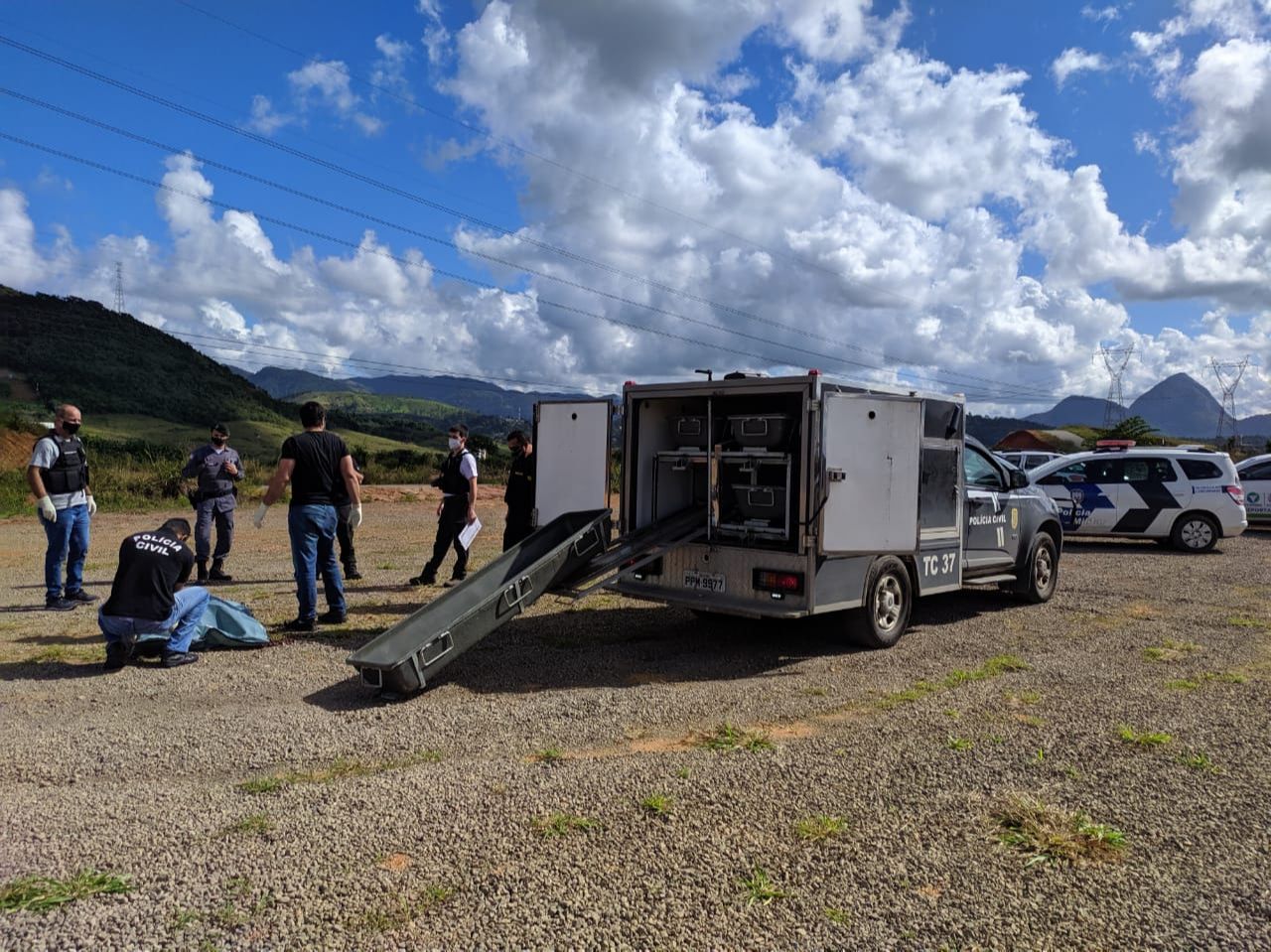 Policiais foram ao local e encaminharam corpo da vítima ao DML (Foto: Júlia Afonso)