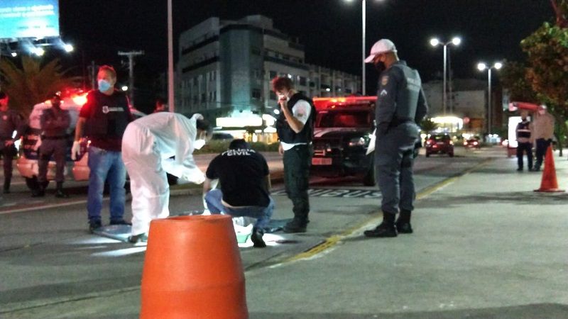 A vítima seria uma moradora de rua que foi atropelada ao atravessar a avenida fora da faixa de pedestres (Foto: Beto Morais)