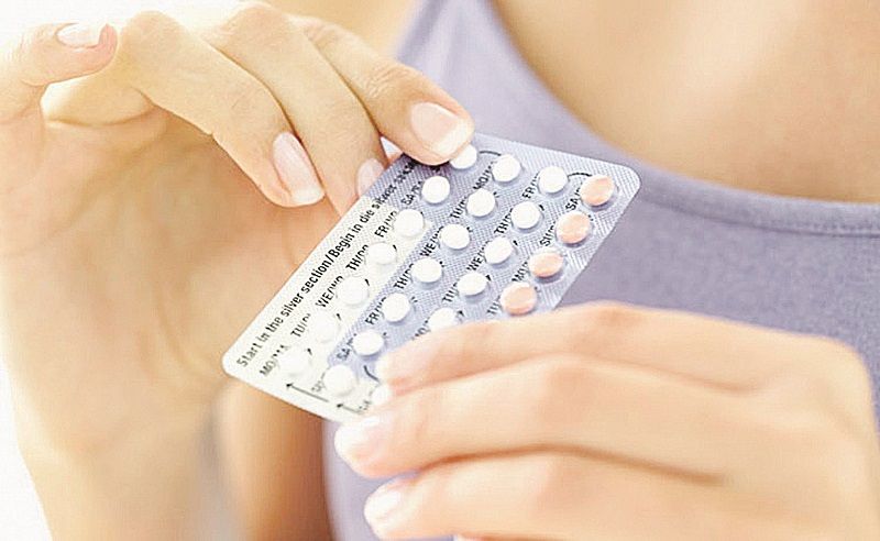 Mulher segura cartela de pílulas: as que tomam o medicamento possuem quantidades ainda mais altas de estrogênio (Foto: Arquivo/AT)