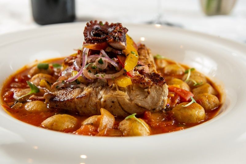 Nhoque de banana-da-terra ao peixe grelhado com vinagrete de polvo. (Foto: Adessandro Reis/Divulgação)