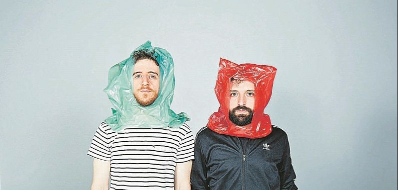 O ator, músico e dramaturgo Vinicius Calderoni e o humorista Gregório Duvivier se basearam em monólogo (Foto: Divulgação)