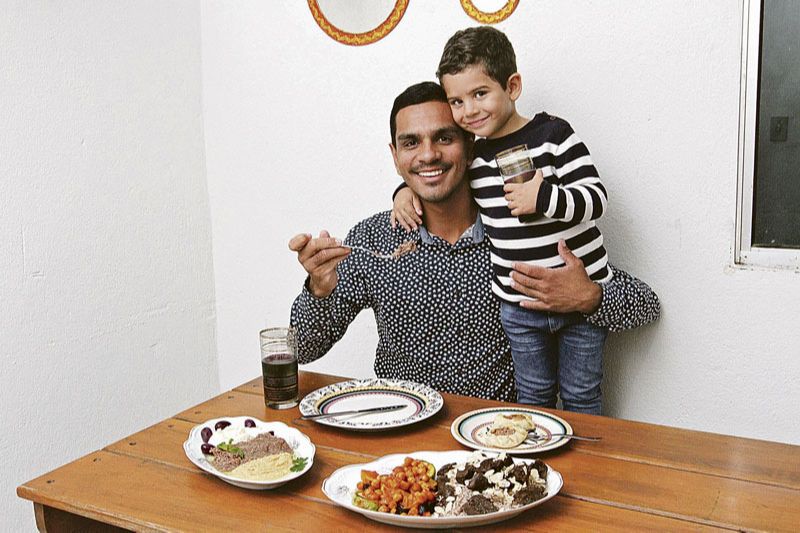 O empresário Wesley Almeida, 25, e seu filho Davi Rocha Simo, 4 (Foto: Leone Iglesias / AT)