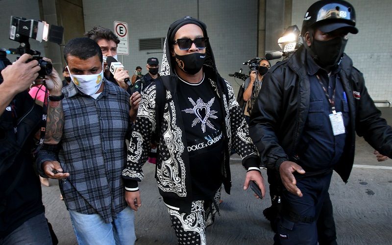 O ex-jogador Ronaldinho Gaúcho desembarca no Aeroporto Internacional Tom Jobim, Rio de Janeiro, após ser libertado pela Justiça do Paraguai. (Foto: WILTON JUNIOR/ESTADÃO CONTEÚDO)