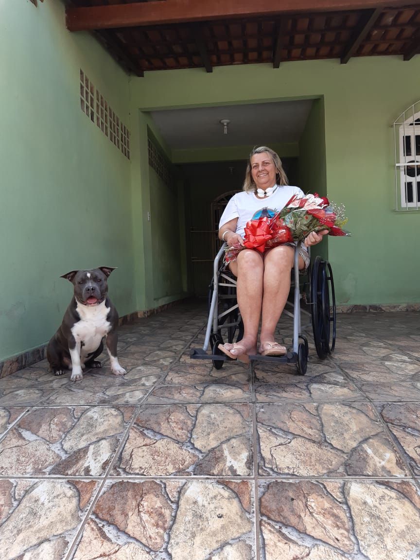 Vera Lúcia Masioli Santos ganhou flores ao deixar o hospital (Foto: Acervo familiar)