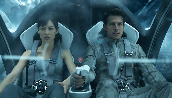 Harper (Cruise) encontra mulher (Olga Kurylenko) em espaçonave abatida (Foto: Divulgação)