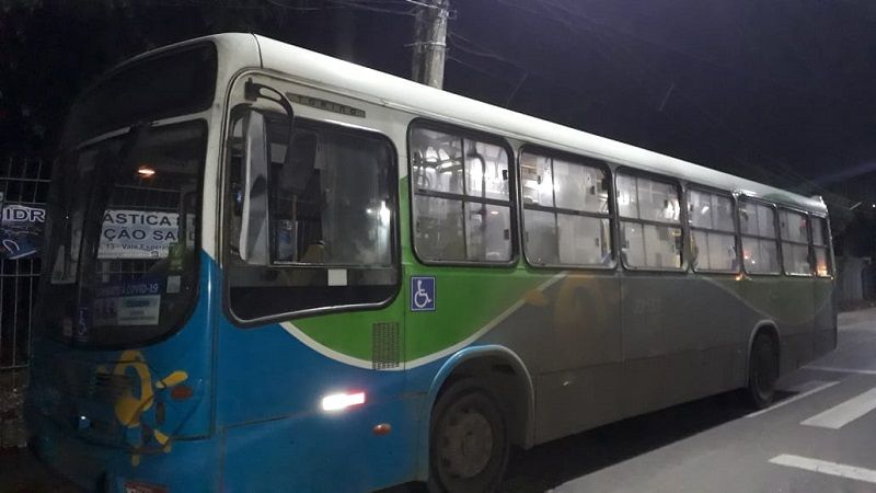 Ônibus incendiado em Vale Esperança, Cariacica. (Foto: Internauta)