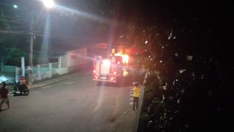 Ônibus incendiado em Campinho da Serra (Foto: Internauta)