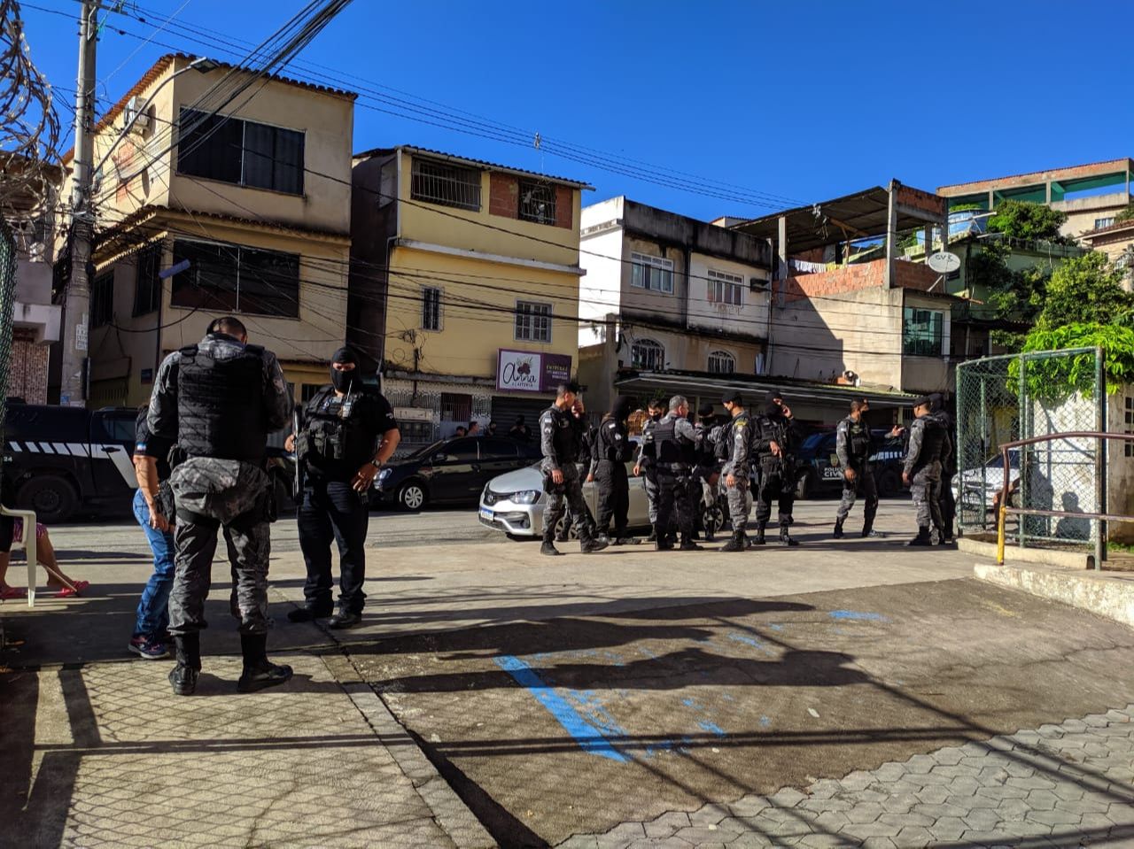 Bairro está cercado por policiais (Foto: Júlia Afonso)