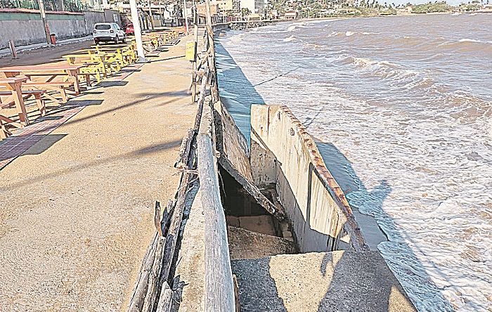 Após as fortes ondas que atingiram a orla de Meaípe, rampas que dão acesso à praia cederam. (Foto: Roberta Bourguignon)
