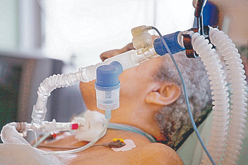 Paciente em UTI: médicos relacionam queda no tempo de internação a mudanças nos protocolos de atendimento (Foto: Divulgação)