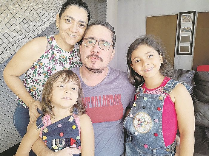 Júlio com a mulher Suemar e as filhas Cibele e Júlia: esperança de uma vida nova com o tratamento em São Paulo (Foto: Roberta Bourguignon)