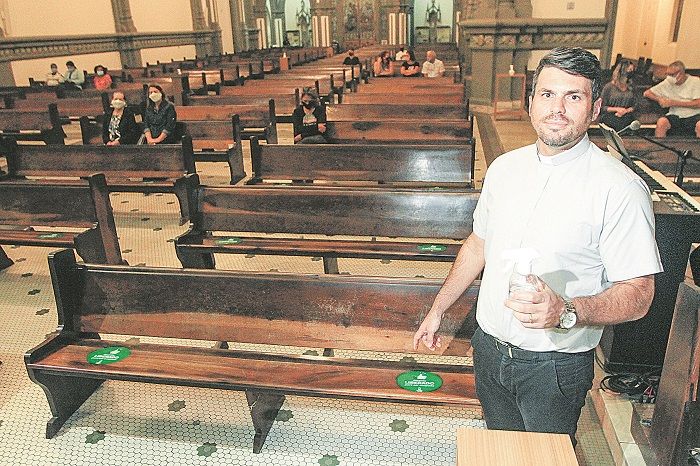 Padre Renato Criste mostra sinalização em bancos na Catedral de Vitória (Foto: Kadidja Fernandes/AT)