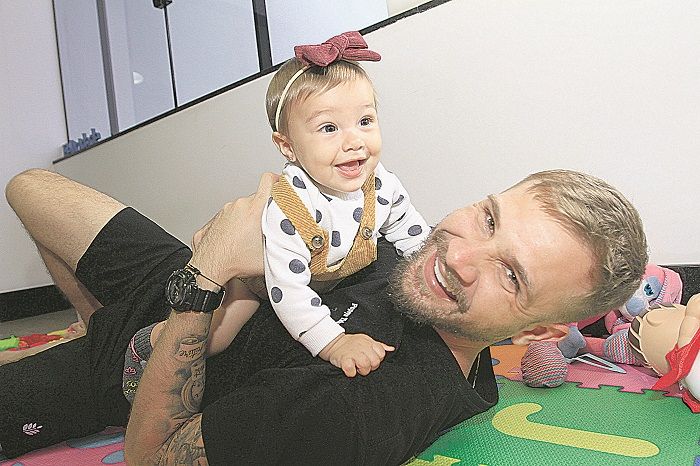 O empresário Douglas Corrêa brinca com a filha Maya, de 8 meses. “É um elo muito forte. Experiência incrível” (Foto: Dayana Souza/AT)