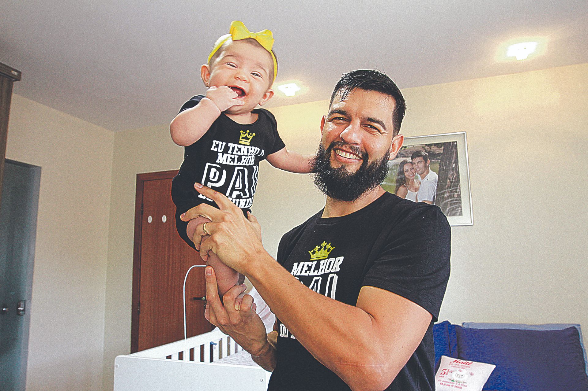 O vendedor Eric Vieira Corbelari com a pequena Maitê, de 4 meses. “O sorriso dela compensa tudo”, disse (Foto: Acervo Pessoal)