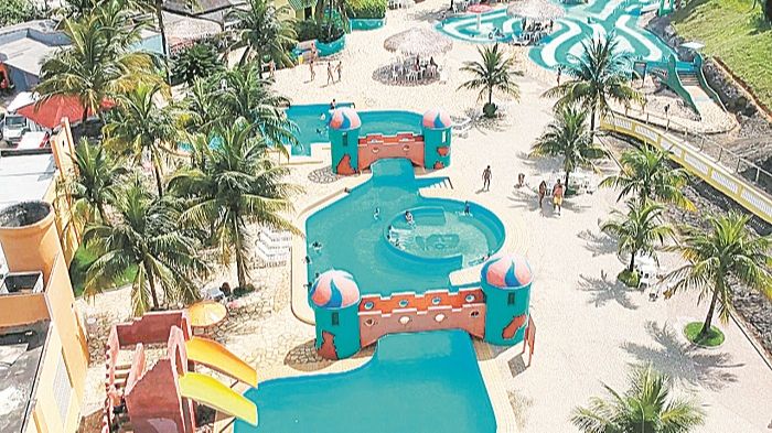 Parques aquáticos estão entre as alternativas de passeios. Por causa da pandemia, o funcionamento é com algumas restrições e capacidade reduzida (Foto: Divulgação )