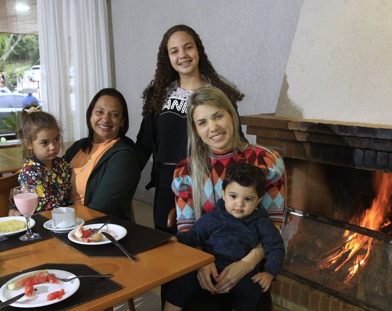 A família de Carla Peixoto (blusa estampada) escolheu Domingos Martins como destino. (Foto: Dayana Souza/AT)