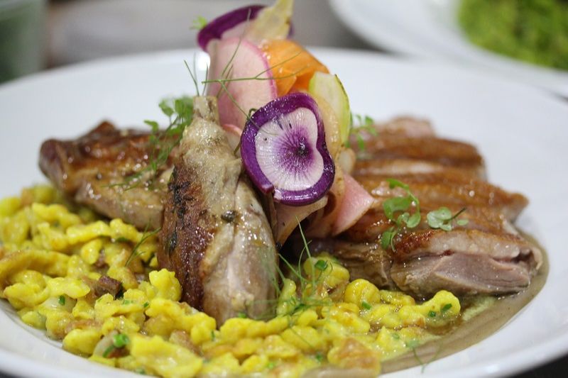 Peito de pato com gastrique (uma redução) de laranja kinkan. (Foto: Duaine Clements/Divulgação)
