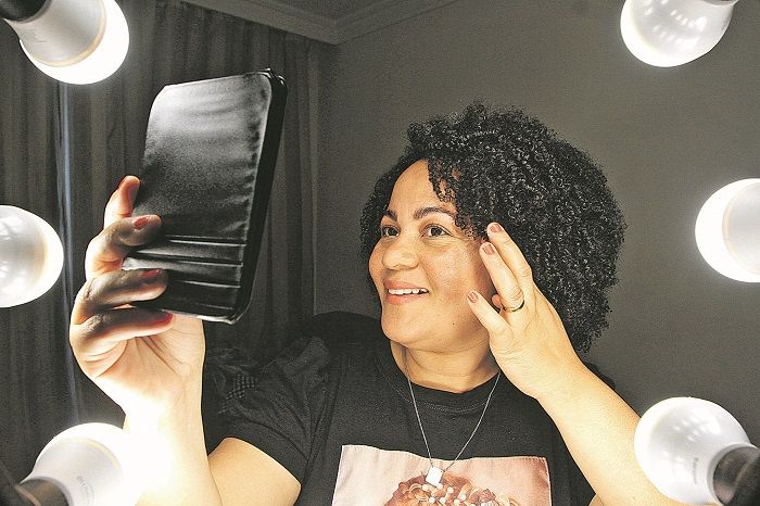 “Aparência jovem” - A maquiadora Carla Pitomba, 37, é atenta aos sinais da sua pele. Desde os 25, ela segue uma rotina para manter a aparência jovem e saudável. De manhã, lava o rosto com sabão próprio, tonifica, hidrata e completa com protetor. Durante o dia e antes de dormir, limpa e hidrata novamente.“Noto luminosidade e viço característicos da pele jovem. Eu não tenho muitas linhas de expressão e sou muito risonha! As pessoas dizem que aparento ser mais nova.” (Foto: Kadidja Fernandes/AT)