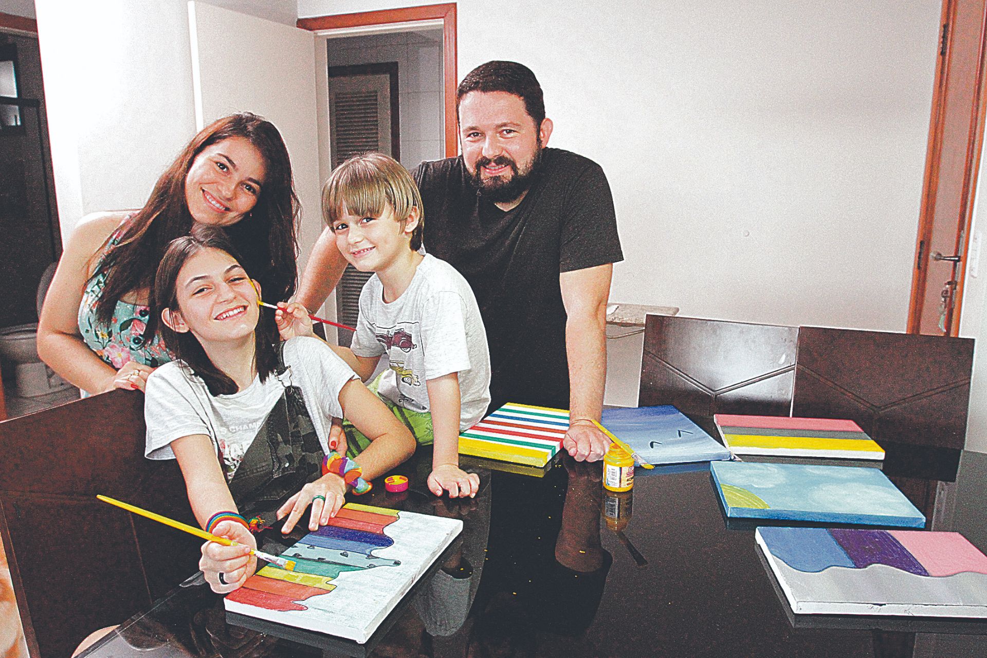 O empresário Flávio Barboza, de 36 anos, e a nutricionista Mábila Camila Barboza, de 34 anos com os filhos Maria Clara, de 12 e Emanuel, de 7 anos (Foto: Leone Iglesias/AT)