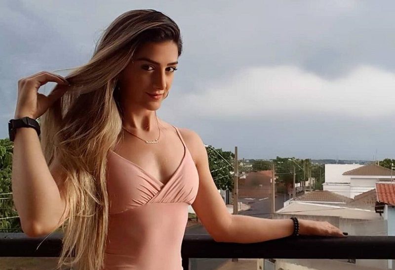 A vítima, identificada como Andressa Serantoni, de 28 anos, foi morta com mais de 30 golpes (Foto: Divulgação/ Instagram)