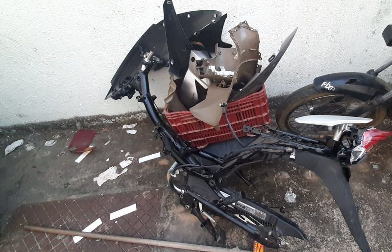 Em um ferro velho foram encontradas peças de moto com restrição de roubo (Foto: Divulgação/ PMES)