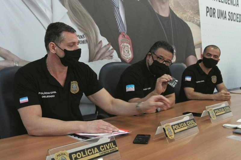 Polícia Civil durante coletiva sobre a mulher suspeita de praticar golpe no Estado (Foto: Leone Iglesias/ AT)