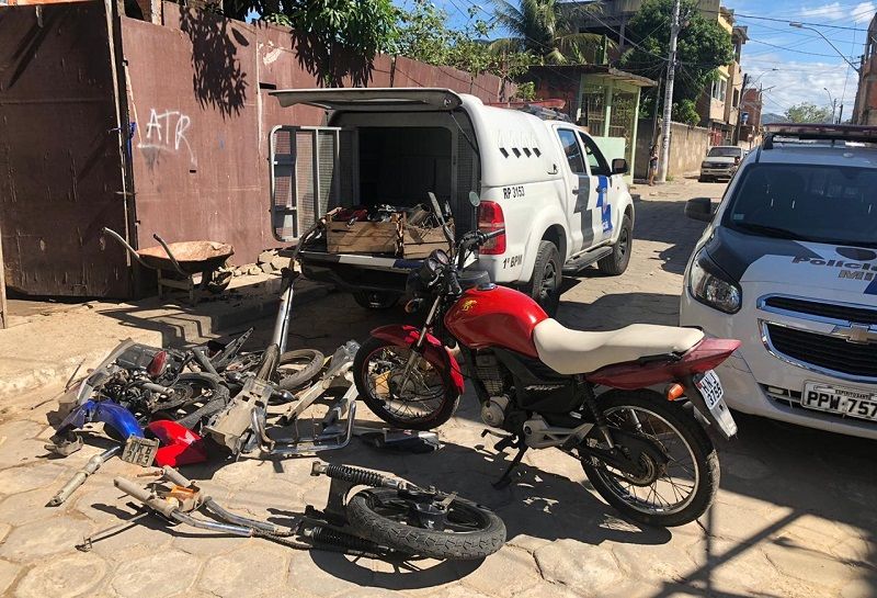 No desmanche, foram encontradas peças de motos espalhadas. Tudo foi apreendido pela Polícia Militar (Foto: Divulgação/ PMES)