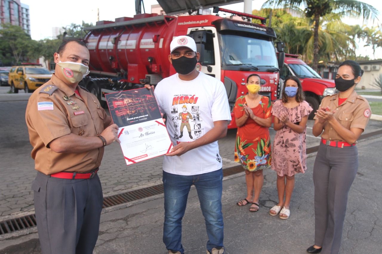 Porteiro que salvou idoso recebe homenagem do Corpo de Bombeiros (Foto: Beto Morais)