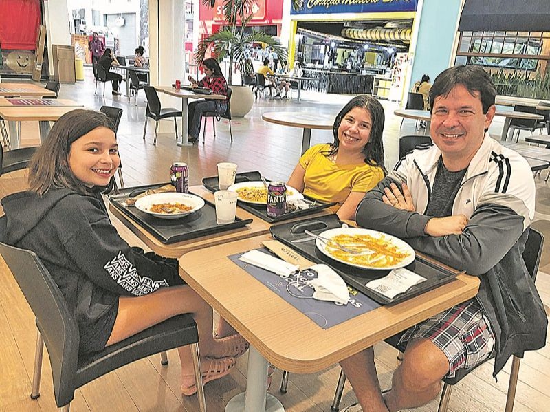 Mauro Silva Piazzarollo, de 51 anos, com a filha Marina e a amiga dela, Maria Eduarda. (Foto: Ana Carolina Favalessa)