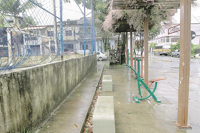 Alambrado danificado, precisando de reparos, na praça de Tabajara (Foto: Dayana Souza/AT )