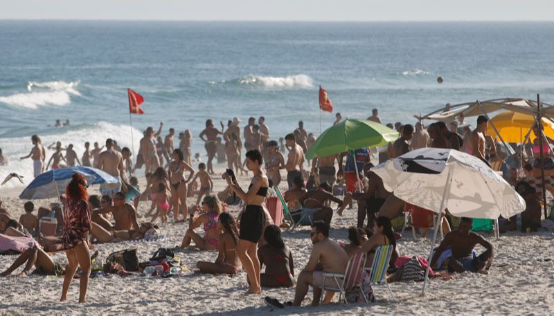 Banhistas enchem praia em domingo de temperatura acima de 30º no Rio de Janeiro (Foto: Fernando Frazão/Agência Brasil)