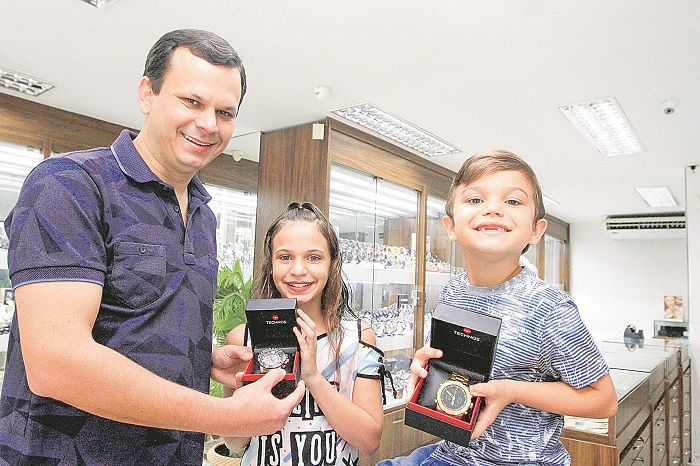 o metalúrgico Sandro Marcus já antecipou para os filhos Beatriz, 11 anos, e Isaque, 7, que quer ganhar um relógio (Foto: Kadidja Fernandes/AT)
