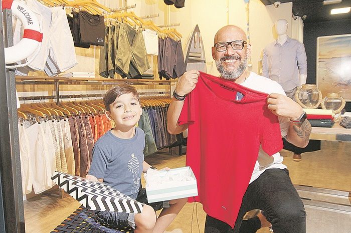 Antônio Capeli Ribeiro, de 50 anos, e o filho Lorenzo Alcoforado Corrêa Capeli, de 5 anos (Foto: Beto Morais/AT)