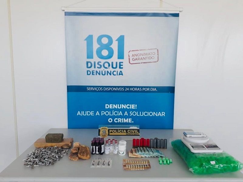 Na casa onde o suspeito foi preso foram encontradas maconha, crack, cocaína, munição, balança de precisão e material para embalo de entorpecentes (Foto: Divulgação/ PCES)