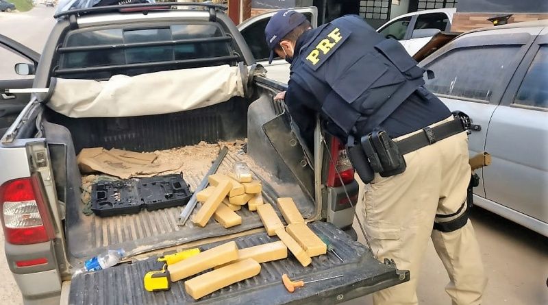Mais de 100 tabletes de drogas foram encontrados na carroceria do veículo (Foto: Divulgação/ PRF)