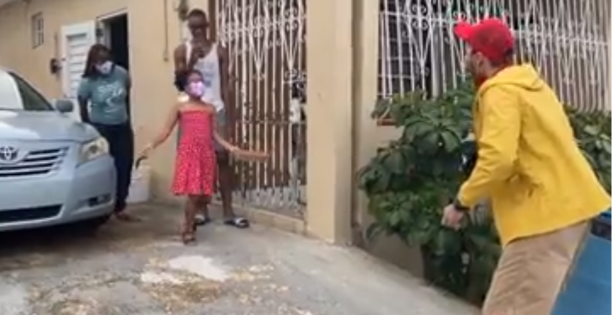 O vídeo, publicado no Facebook do professor, já tem mais de 10 mil visualizações e mostra o momento em que cada aluno se dá conta de que o entregador é, na verdade, o professor que eles só viam por meio de telas há meses. (Foto: Reprodução/Facebook/Pedro Rodríguez)