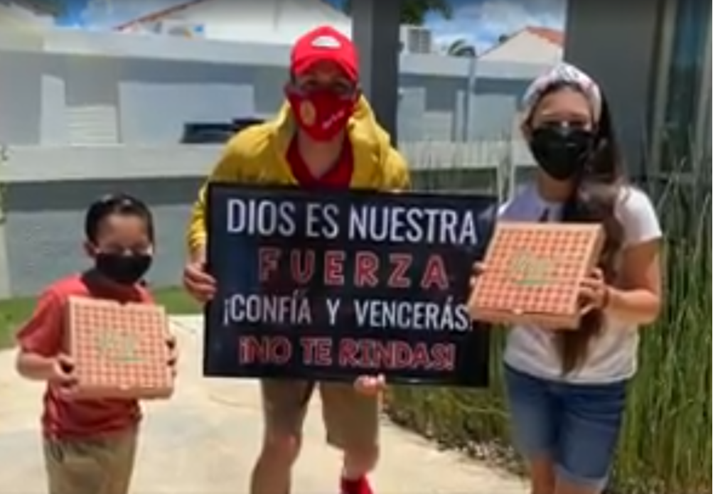 Ele também já se vestiu de carteiro para dar as boas-vindas aos novos alunos (Foto: Reprodução/Facebook/Pedro Rodríguez)