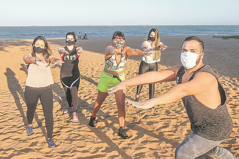Professor Beto com as alunas: aulas de zumba acontecem na Praia da Costa, mantendo as medidas de segurança (Foto: Beto Morais/AT)
