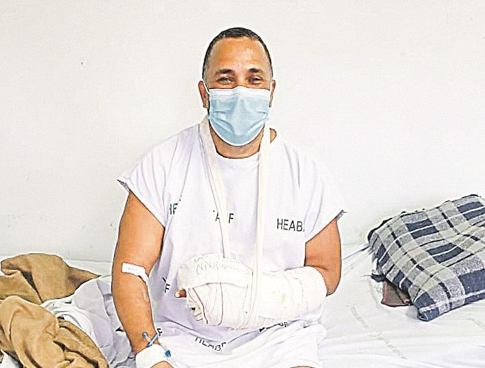 Professor e técnico em radiologia Marcos Menezes de Freitas passou por cirurgia após ter o dedo decepado (Foto: Divulgação/Sesa)