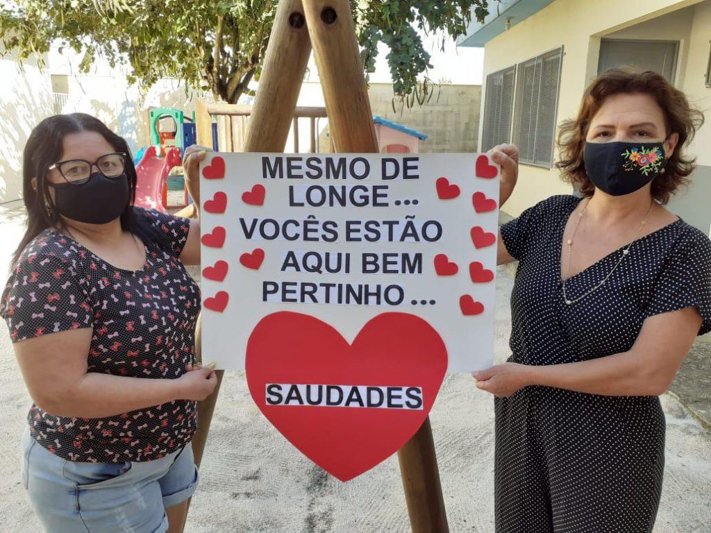Servidores da escola mostram cartaz (Foto: Secom Linhares)