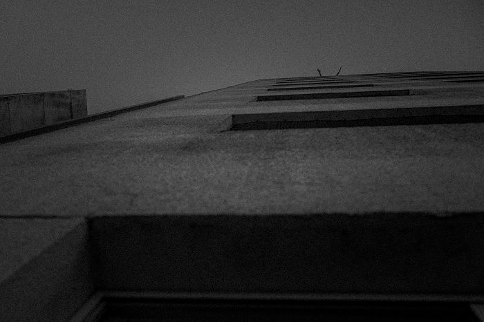 Projeto "Insulae": cena de uma pessoa de braços abertos dentro do apartamento durante a quarentena (Foto: Raphael Alves)