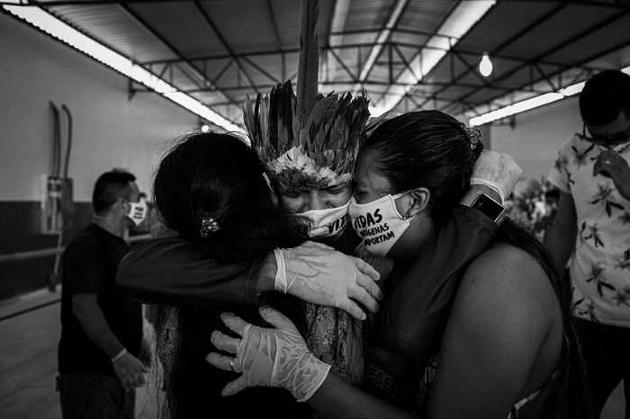 Projeto "Insulae": Velório do cacique Messias Kokama, fundador do Parque das Tribos, bairro indígena de Manaus (Foto: Raphael Alves)