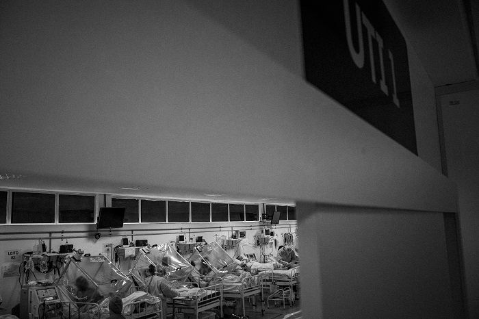Projeto "Insulae":"É um desafio! Além de toda a tristeza, tem o medo da contaminação, pois entro em UTIs. É pesado ver tantas pessoas entubadas... Lidamos com um mal que não vemos" (Foto: Raphael Alves)