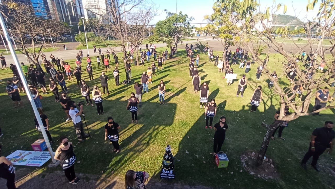 Profissionais estavam com máscaras e mantendo distância uns dos outros (Foto: Dayana Souza/AT)